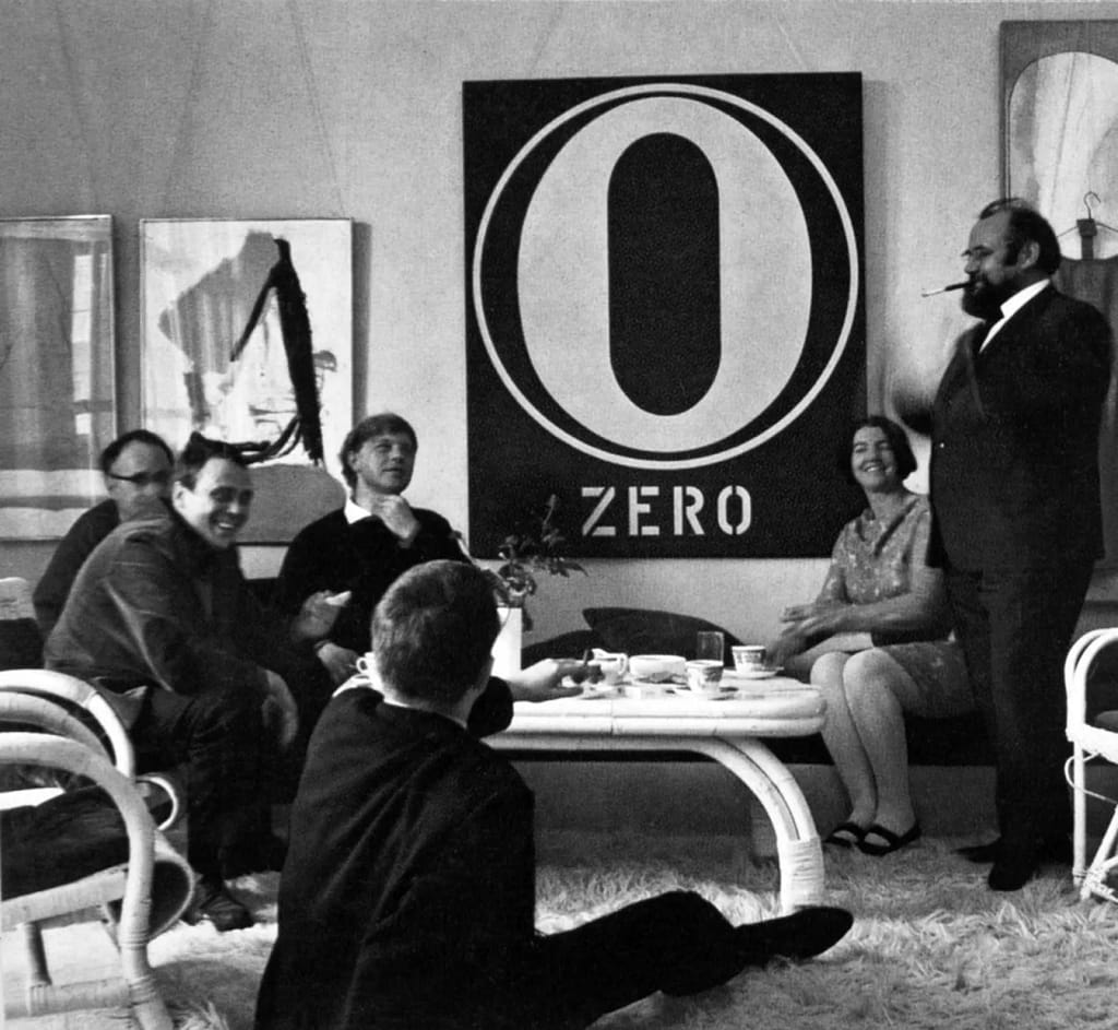Členovia hnutia ZERO (Henk Peeters, Günther Uecker, Heinz Mack, Ad Petersen) s Monikou a Alfredom Schmelom v byte galerista v Düsseldorfe, 1965. V pozadí obraz Roberta Indianu.