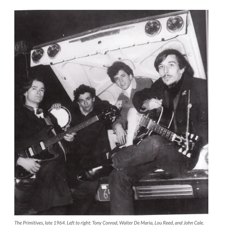 Čiernobiela fotografia kapely The Primitives z roku 1964 — zľava Tony Conrad, Walter De Maria, Lou Reed a John Cale