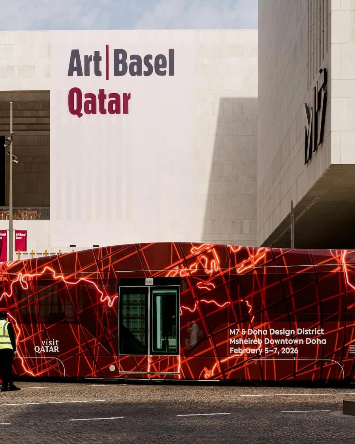 Pohľad na hlavný vstup do debutového Art Basel Qatar 2026 v Dohá, privítanie návštevníkov a umelcov.