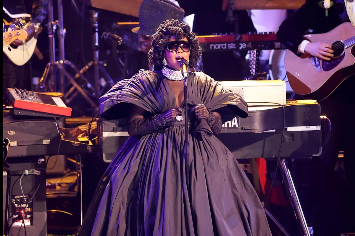Lauryn Hill v čiernej ball róbe Carolina Herrera na tribute vystúpení D’Angelo a Roberta Flack, Grammy 2026