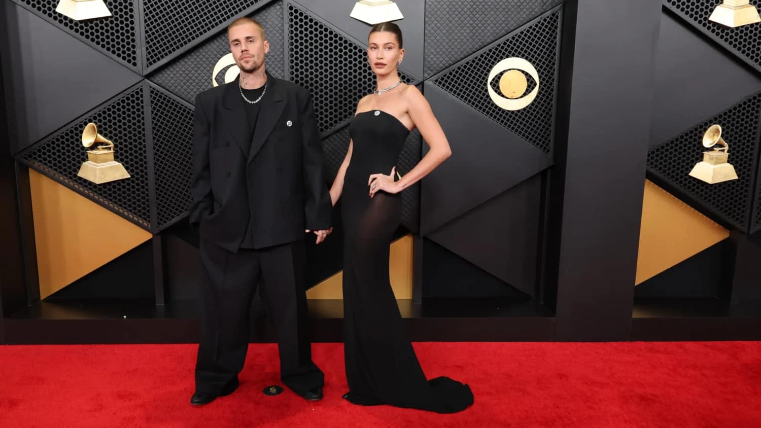 Justin Bieber v čiernom Balenciaga a Hailey Bieber v elegantných šatách Alaïa na Grammy 2026