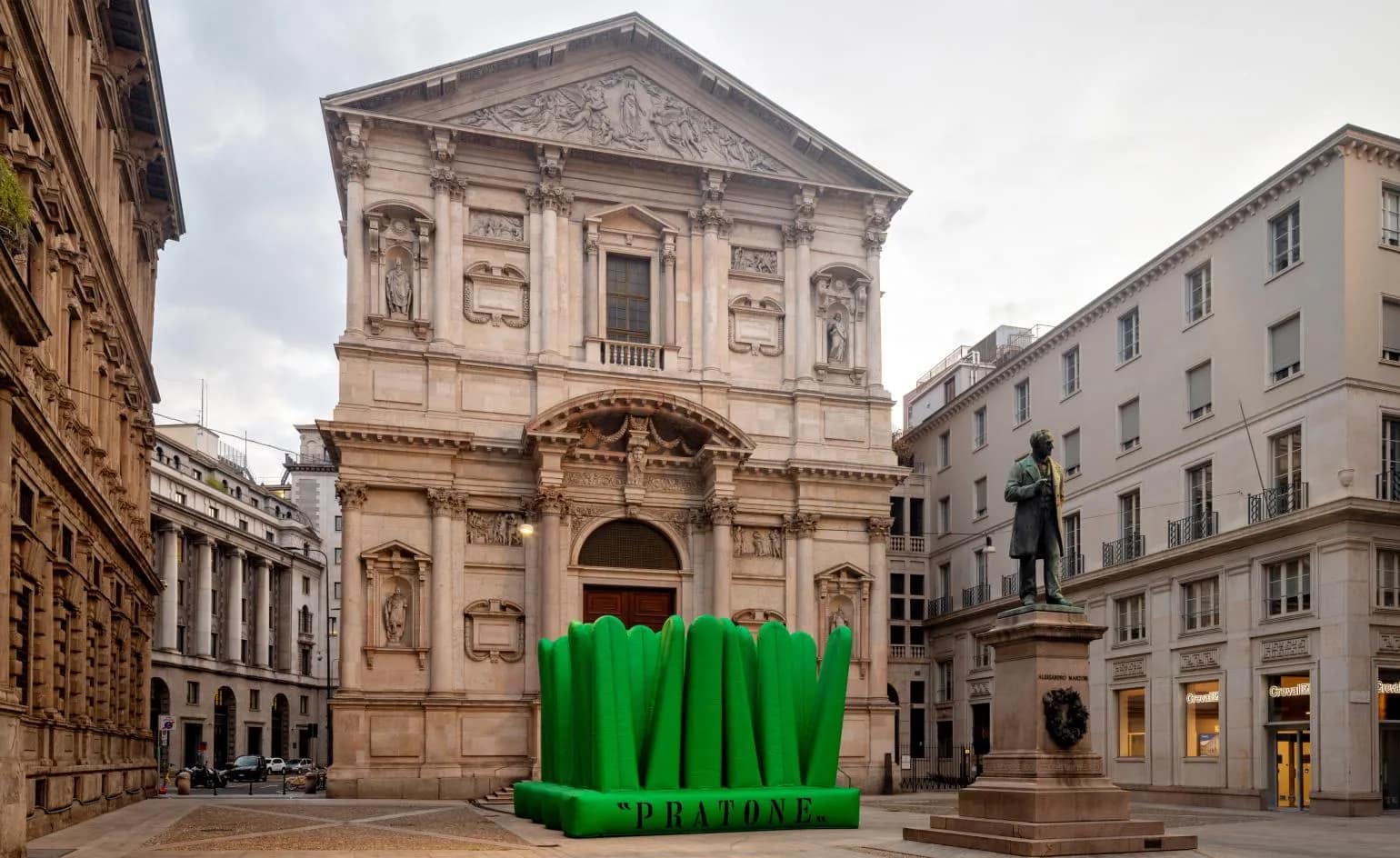 Gufram, Super Pratone – obria nafukovacia zelená inštalácia pred barokovou fasádou kostola San Fedele na Piazza San Fedele v Miláne, Fuorisalone 2026.