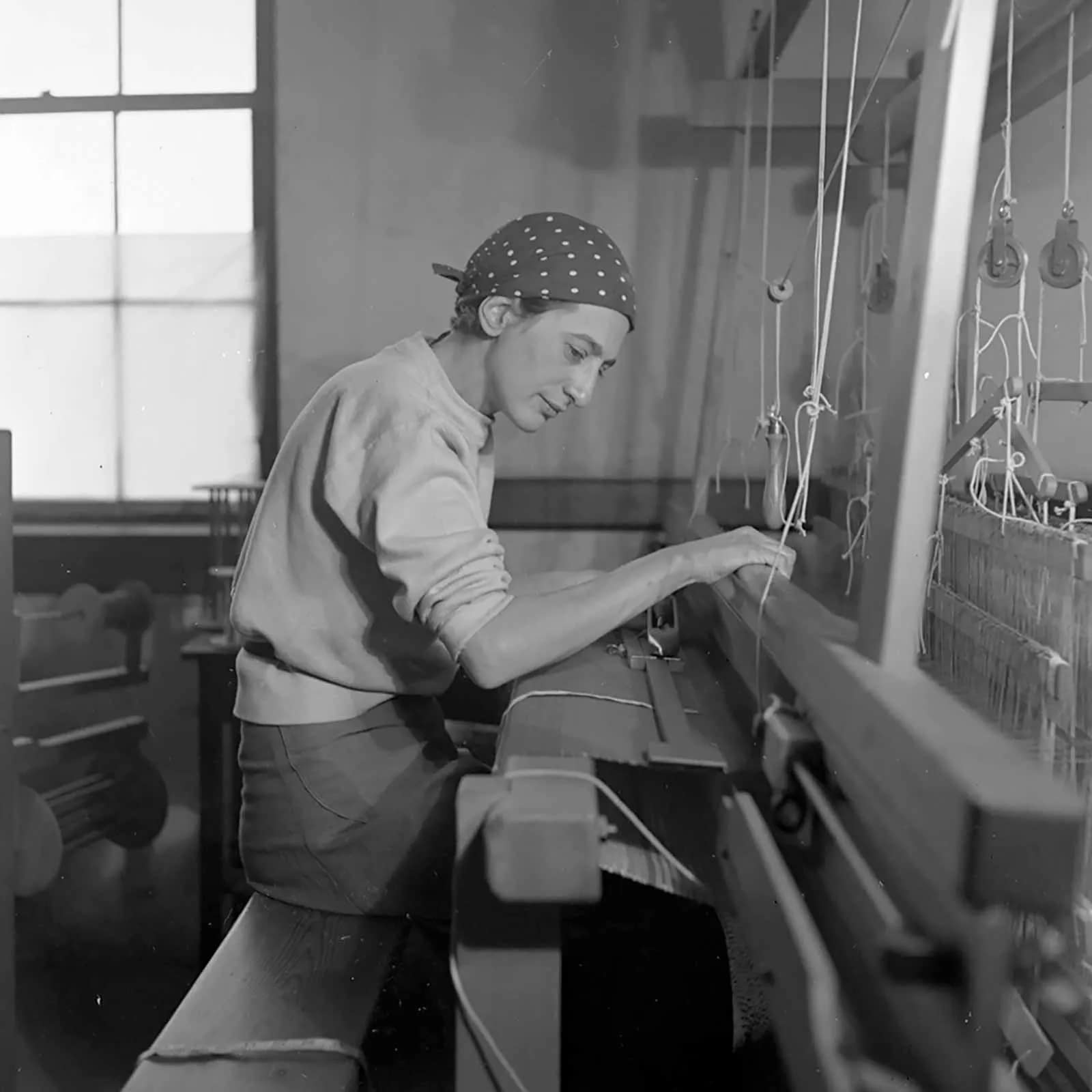 Anni Albers sedí pri tkáčskom stave vo svojom ateliéri na Black Mountain College, 1937.