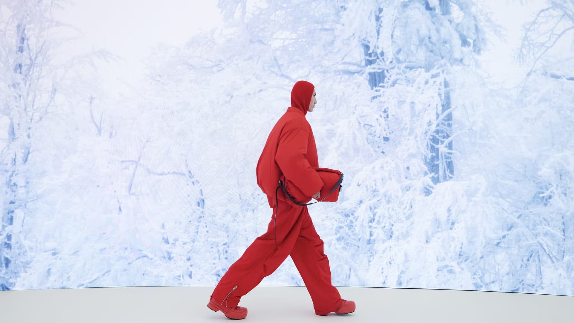 Spojenie s architektúrou: Moncler x Jil Sander: dizajn na hranici módy a sochárstva
