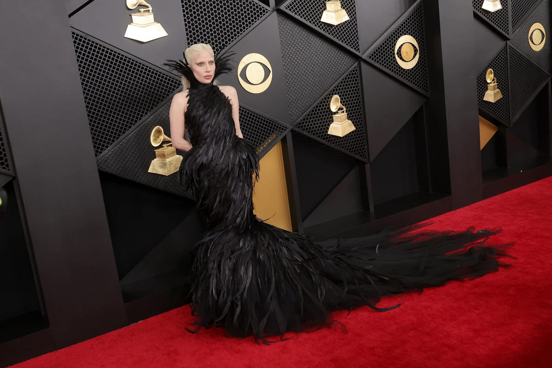 Lady Gaga v čiernych perových „mermaid“ šatách Matières Fécales na Grammy 2026