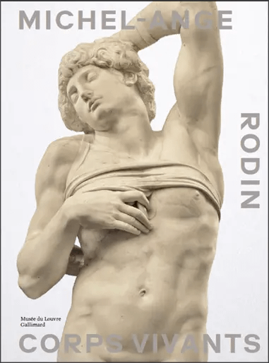 Detail mramorovej sochy z výstavy Michelangelo and Rodin: Living Bodies v Louvri, Paríž, 2026.