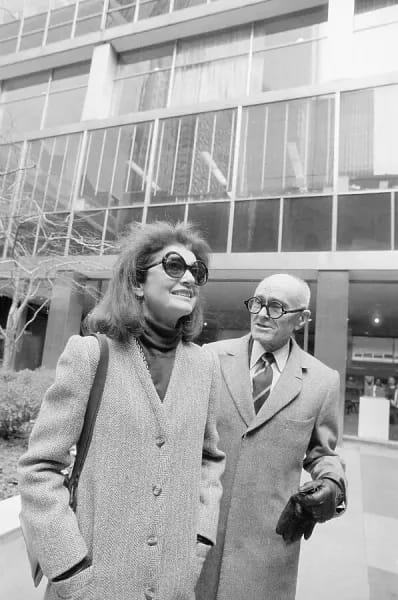 Jacqueline Kennedy Onassis a Philip Johnson pri budove Lever House v New Yorku
