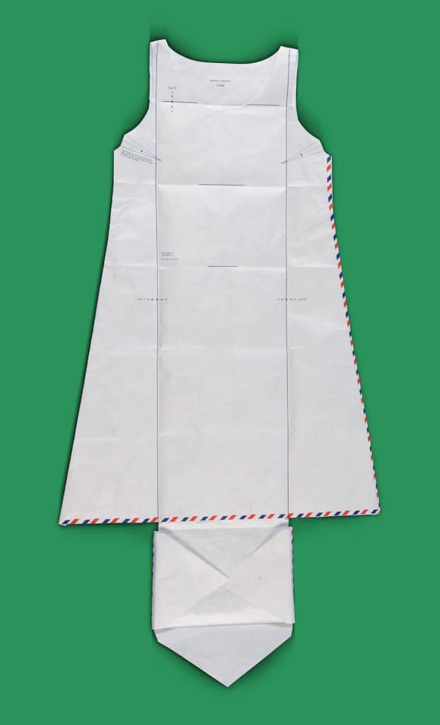 „Airmail“ šaty z materiálu Tyvek® od Husseina Chalayana z roku 1999, Spojené kráľovstvo.
