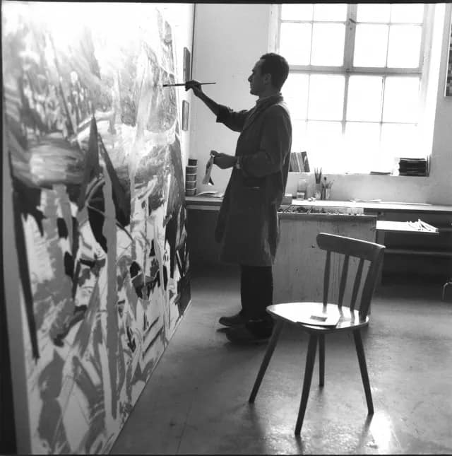 Gerhard Richter maľuje vo svojom ateliéri na Fürstenwall, Düsseldorf, 1967. Fotografia Erika Kiffl.