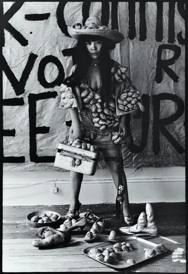 Yayoi Kusama stojí pred veľkým graffiti nápisom, obalená tekvicami, Museum Ludwig Kolín 2026