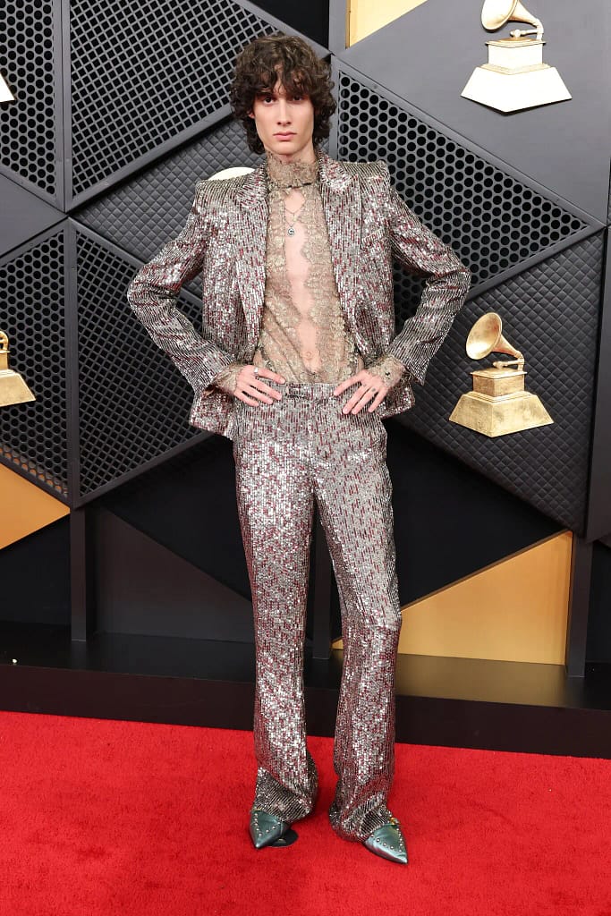 Sombr v zdobenom a romantickom outfite Valentino na Grammy 2026