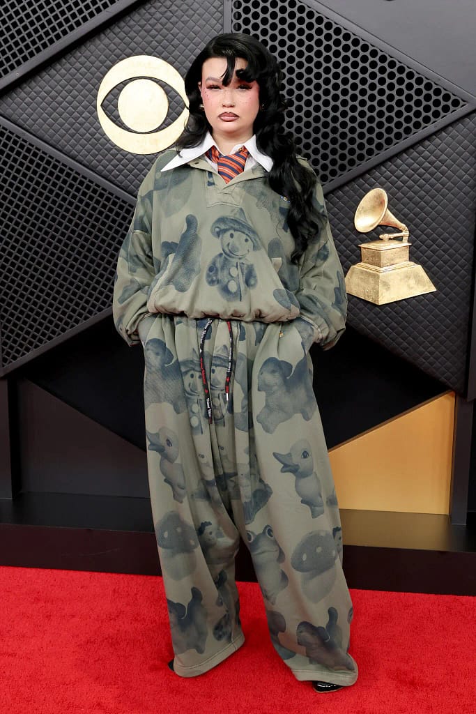 Lola Young v zelenom Vivienne Westwood sweatsuite na Grammy 2026