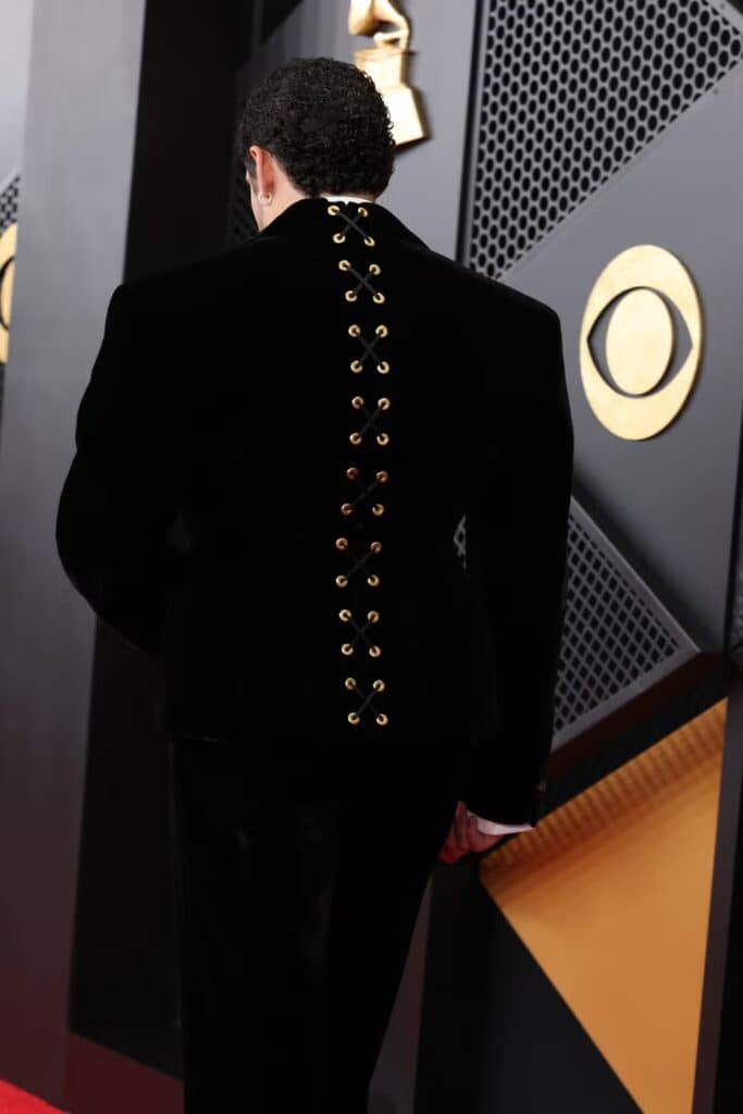 Bad Bunny má čierny tuxedo so šnurovaním na chrbte na Grammy Awards 2026