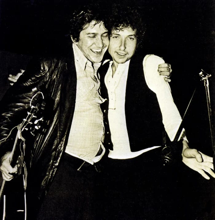 Phil Ochs a Bob Dylan na čiernobielej fotografii, New York 1963