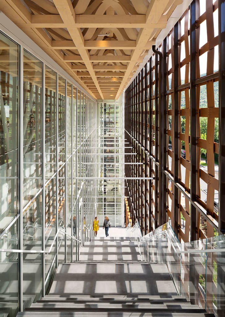 Exteriér Aspen Art Museum s drevenou tkanou fasádou a veľkými presklenými plochami, architektúra Shigeru Bana.