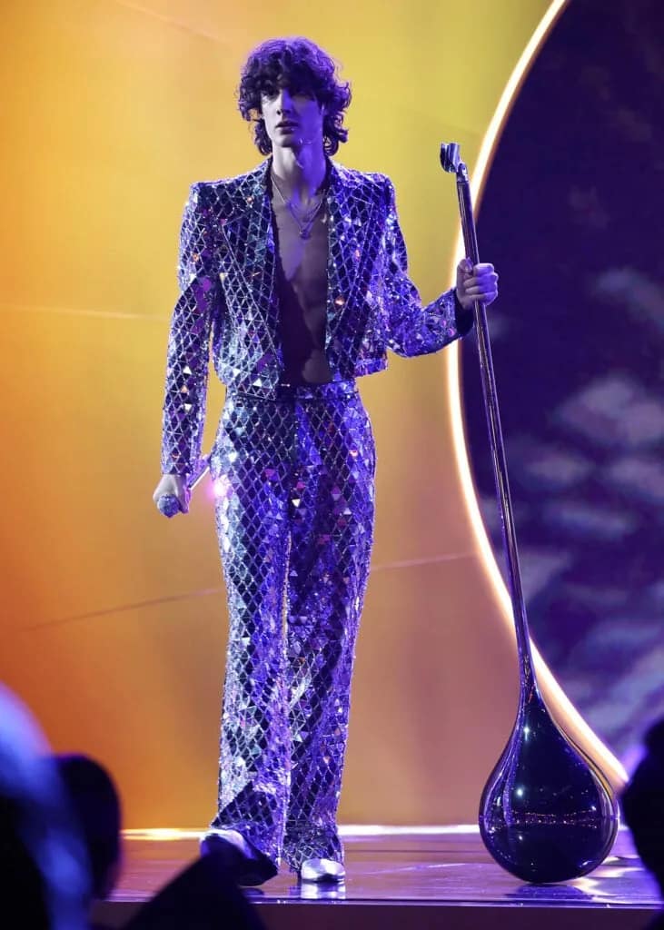 Sombr v trblietavom cropped saku a zvonových nohaviciach Valentino počas vystúpenia na Grammy 2026