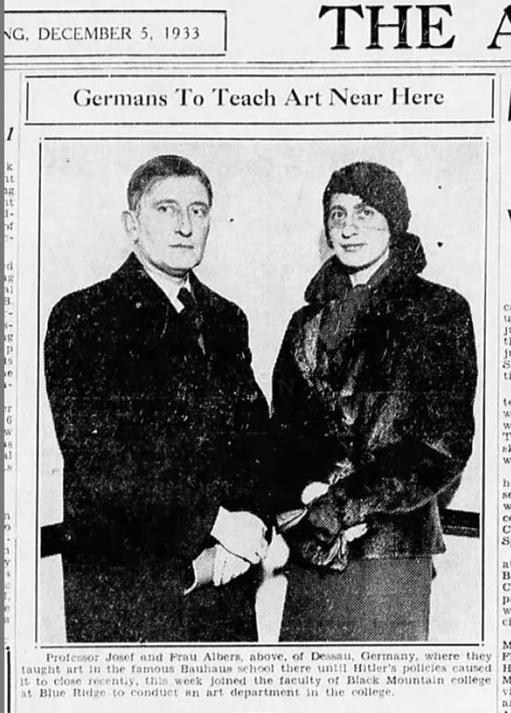 Novinový výstrižok z Asheville Citizen z decembra 1933 oznamujúci príchod Josefa a Anni Albers na Black Mountain College.