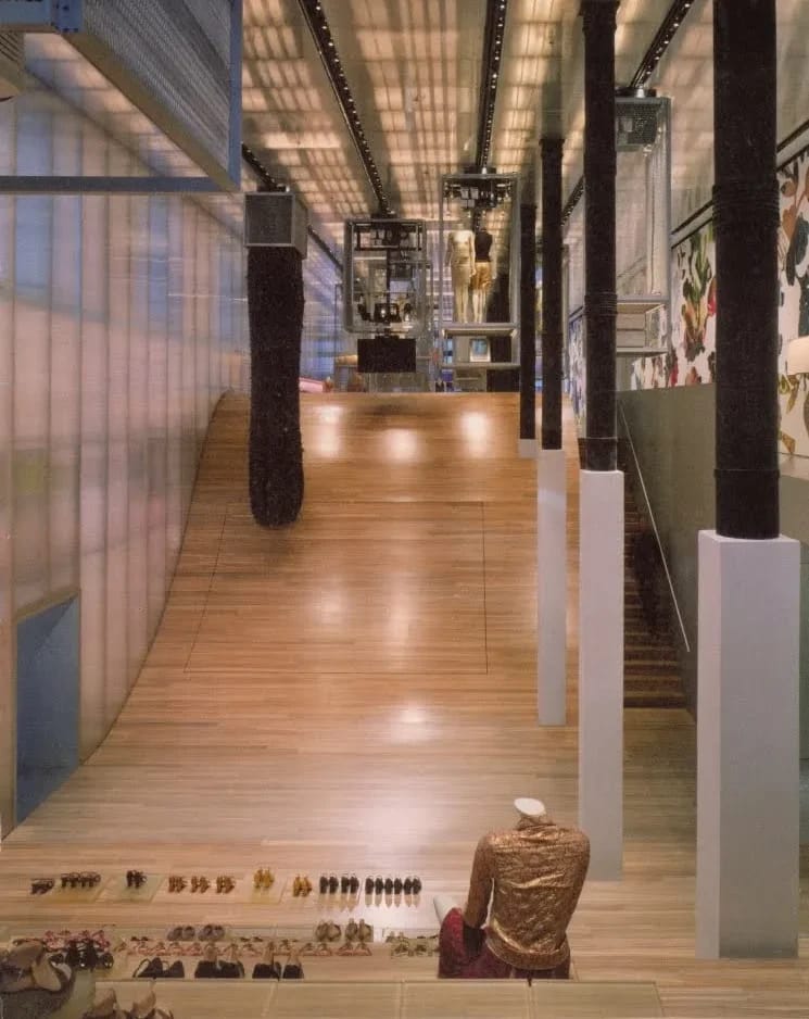 Záber zo seriálu Sex and the City — postava v Prada Epicenter New York, dizajn Rem Koolhaas / OMA, 2003. New Museum 2026