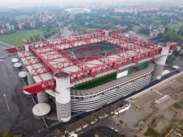 rchitektonické návrhy Foster + Partners a Manica pre nový štadión v Miláne po schválení predaja historického San Siro. Moderný dizajn kombinuje športovú funkciu a súčasnú architektúru.