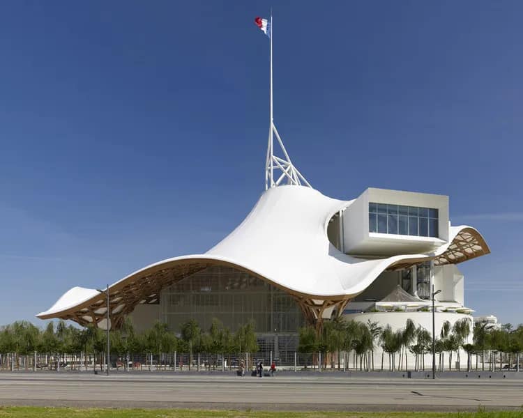Detail fasády a okien Centre Pompidou-Metz od Shigeru Ban Architects.