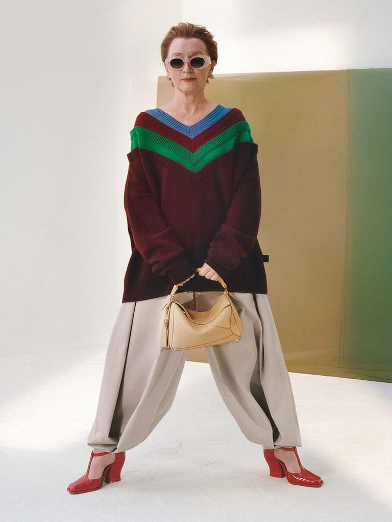 LOEWE FW25 – hlavná kampaň s Lesley Manville, ktorá kombinuje módu a umelecký prístup značky.