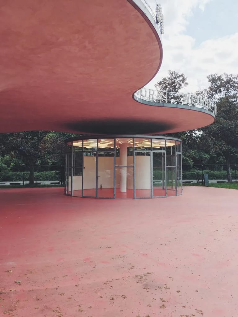 Middelheim Museum v Antverpách, sochy rozmiestnené v parku s prírodným prostredím.