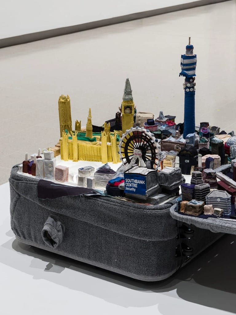Yin Xiuzhen, International Flight, 2002, a Portable Cities, Heart to Heart, Hayward Gallery, Londýn 2026