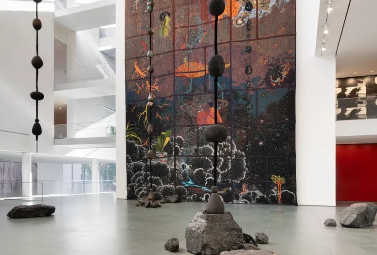 Otobong Nkanga, participatívna inštalácia tkania, pripravovaná v Kanal‑Centre Pompidou