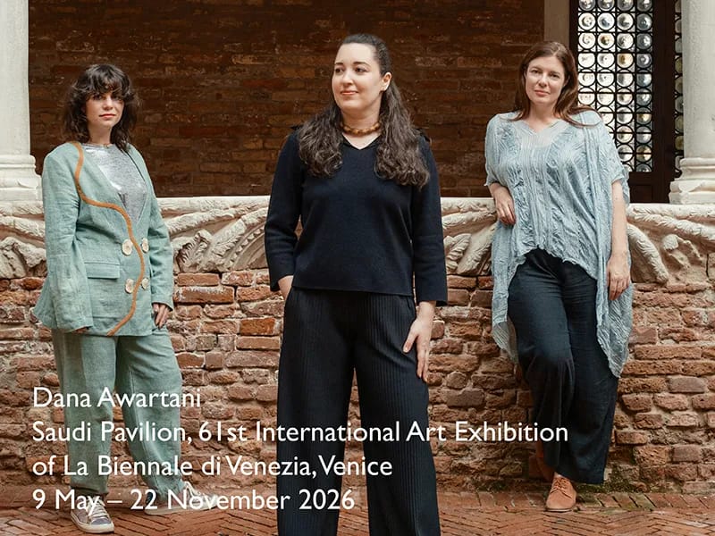 Dana Awartani (v strede) s kurátorkou a asistentkou kurátorky, Saudi Pavilion, 61. La Biennale di Venezia, 2026.