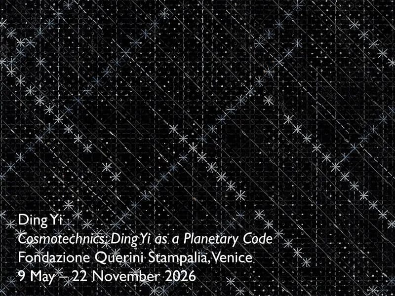 Ding Yi, Cosmotechnics: Ding Yi as a Planetary Code, Fondazione Querini Stampalia, Venice Biennale 2026. Detail maľby s opakujúcimi sa krížmi a hviezdami na čiernom podklade.