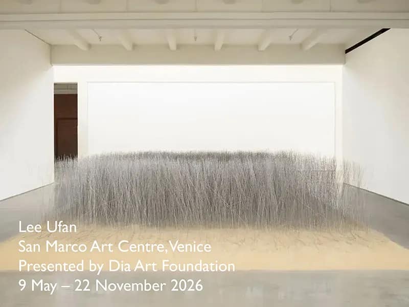 Lee Ufan, site-specific inštalácia, San Marco Art Centre, Venice Biennale 2026. Hustá plocha tenkých kovových tyčí zasadená do piesku v bielom galerijnom priestore.