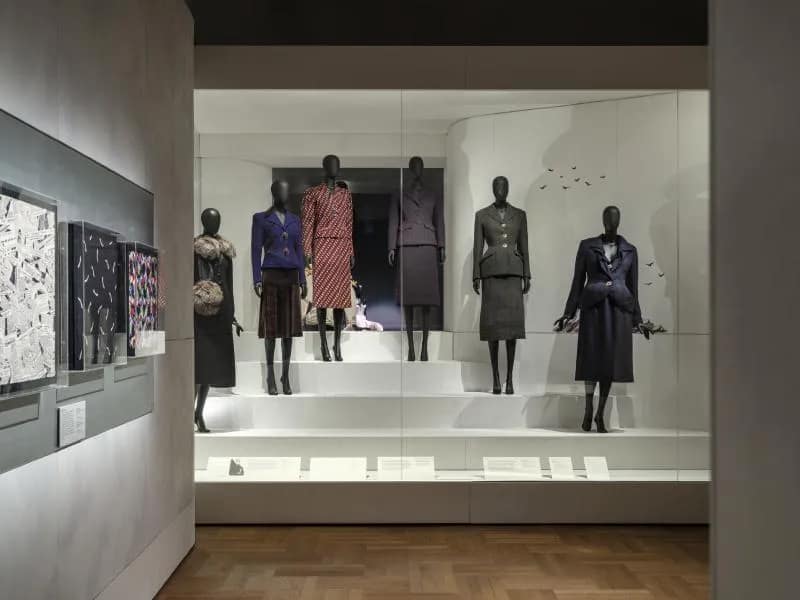 Schiaparelli Fashion Becomes Art výstava V&A Londýn 2026 Nebbia Works interiér móda na figurínach