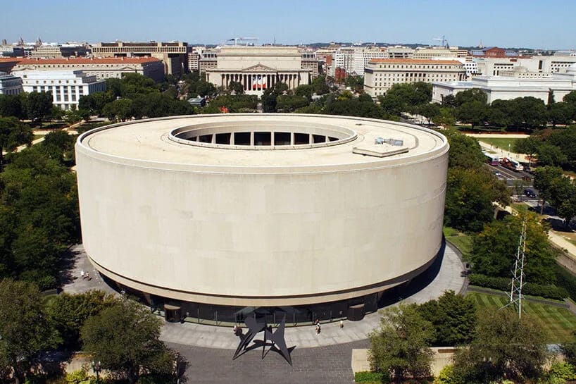 Rekonštrukcia Hirshhorn Museum v Washingtone, modernistická kruhová budova múzea s novým architektonickým riešením exteriéru