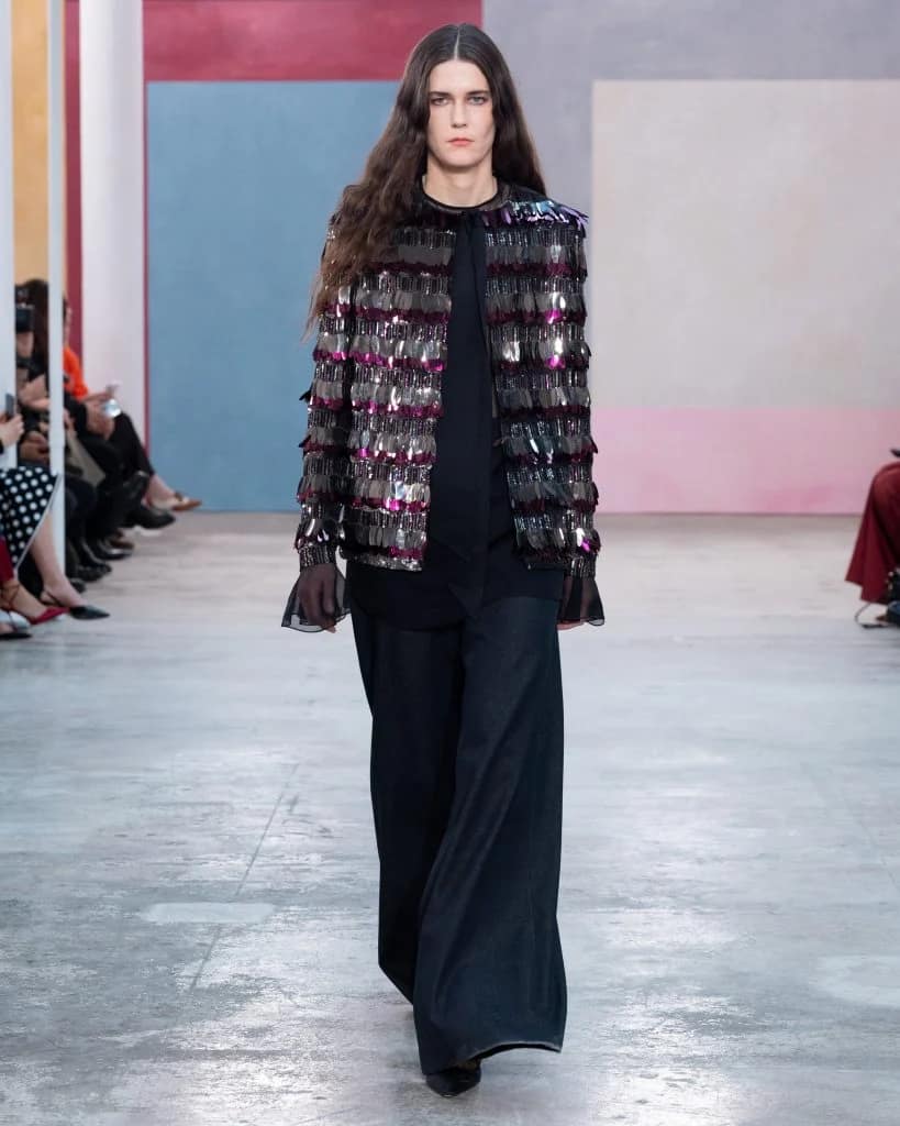 Eliza Douglas na móle Carolina Herrera Fall 2026