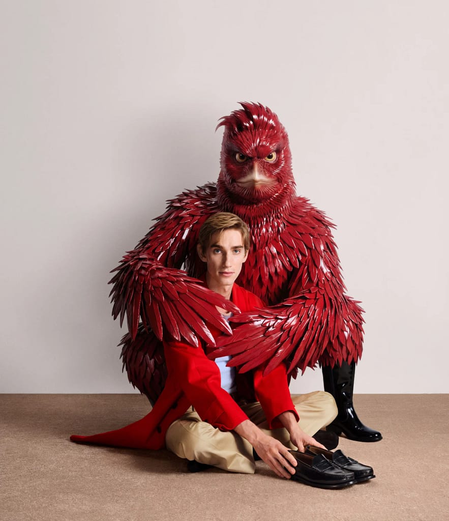 Prada SS26 kampaň, Levon Hawke s digitálnym červeným vtákom, Jordan Wolfson, foto Oliver Hadlee Pearch