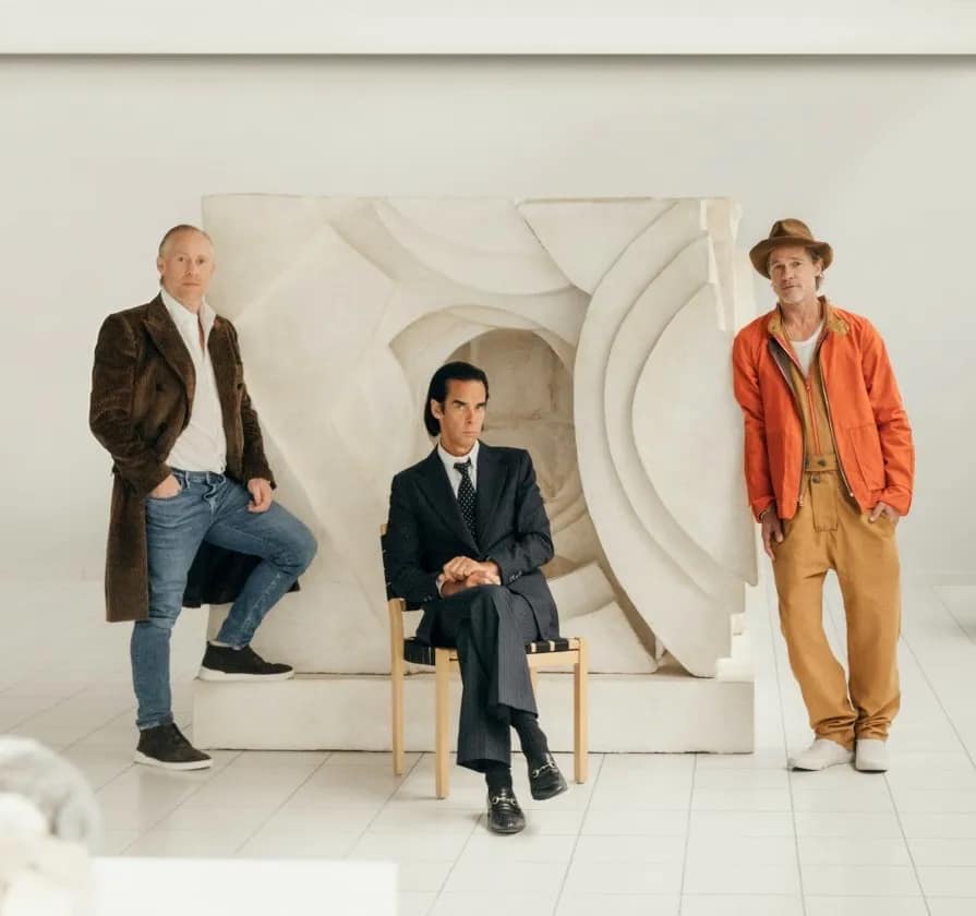 Thomas Houseago, Nick Cave a Brad Pitt pri príležitosti spoločnej výstavy We, Sara Hildén Art Museum, Tampere, Fínsko, 2022. Foto: Houseago Studio.