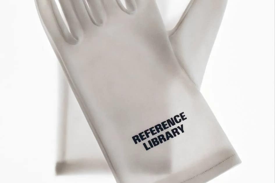 Jil Sander Reference Library — detail bielej tašky s nápisom Reference Library, Milan Design Week 2026.