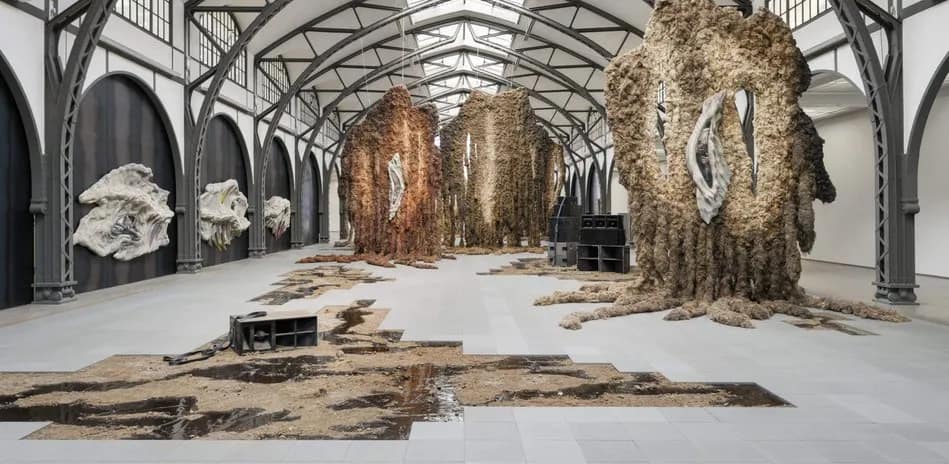 Fotografia inštalácie CHANEL Commission: Klára Hosnedlová. embrace v Hamburger Bahnhof – monumentálna site‑specific práca s tapisériami, objektmi a reliéfmi, Berlín 2025.