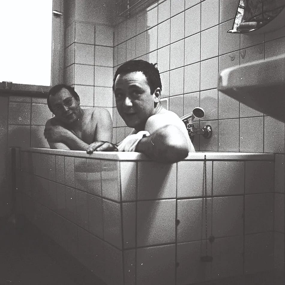 Sigmar Polke (vzadu) a Gerhard Richter (vpredu) vo vani, 1966, Düsseldorf – archívna fotografia z obdobia ich spolupráce na Kunstakademie.