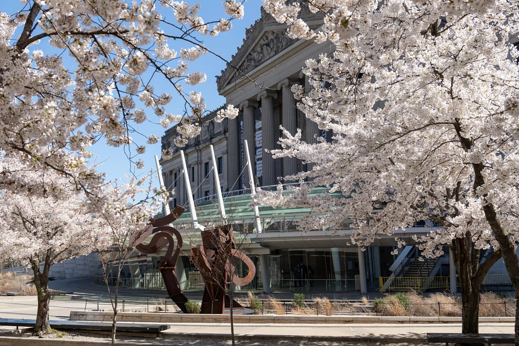 Mark di Suvero, Sooner or Later, 2022, exteriér Brooklyn Museum, New York. Foto: Paula Abreu Pita.