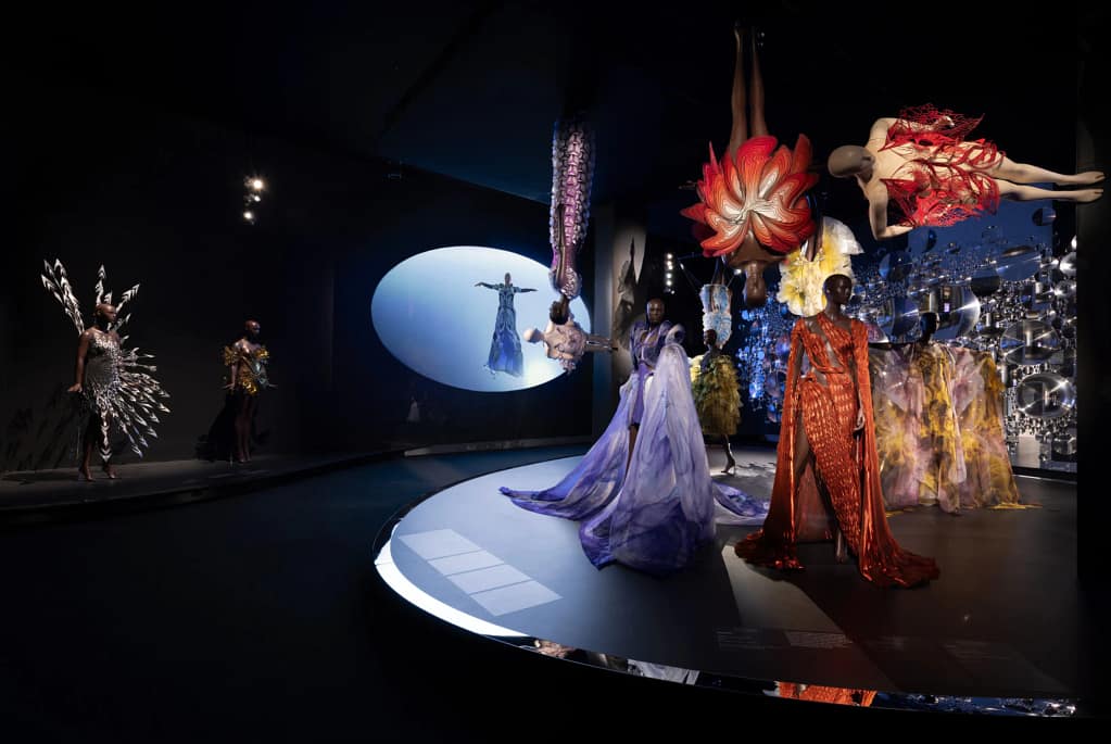 Iris van Herpen: Sculpting the Senses, inštalačný pohľad, Brooklyn Museum, New York, 2026. Foto: Paula Abreu Pita.