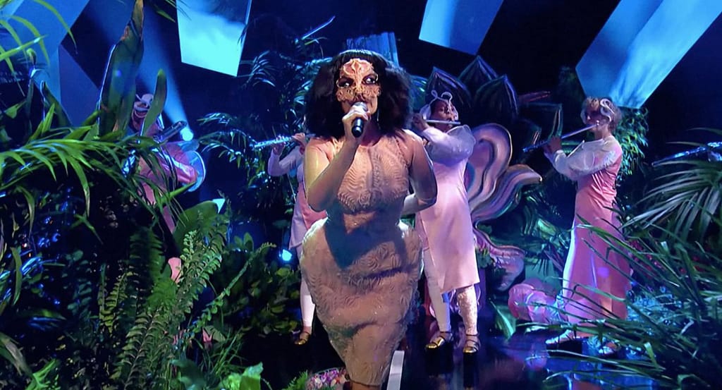 Björk v Iris van Herpen na živom koncerte Jools Holland. Foto: Iris van Herpen.